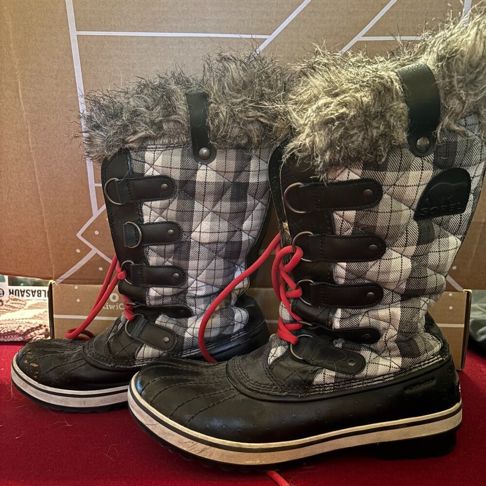 Sorel Joan Of Arctic Black Plaid Boot Size 9